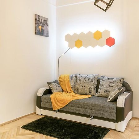 Red And Yellow Apartment Modern Lviv Eksteriør bilde